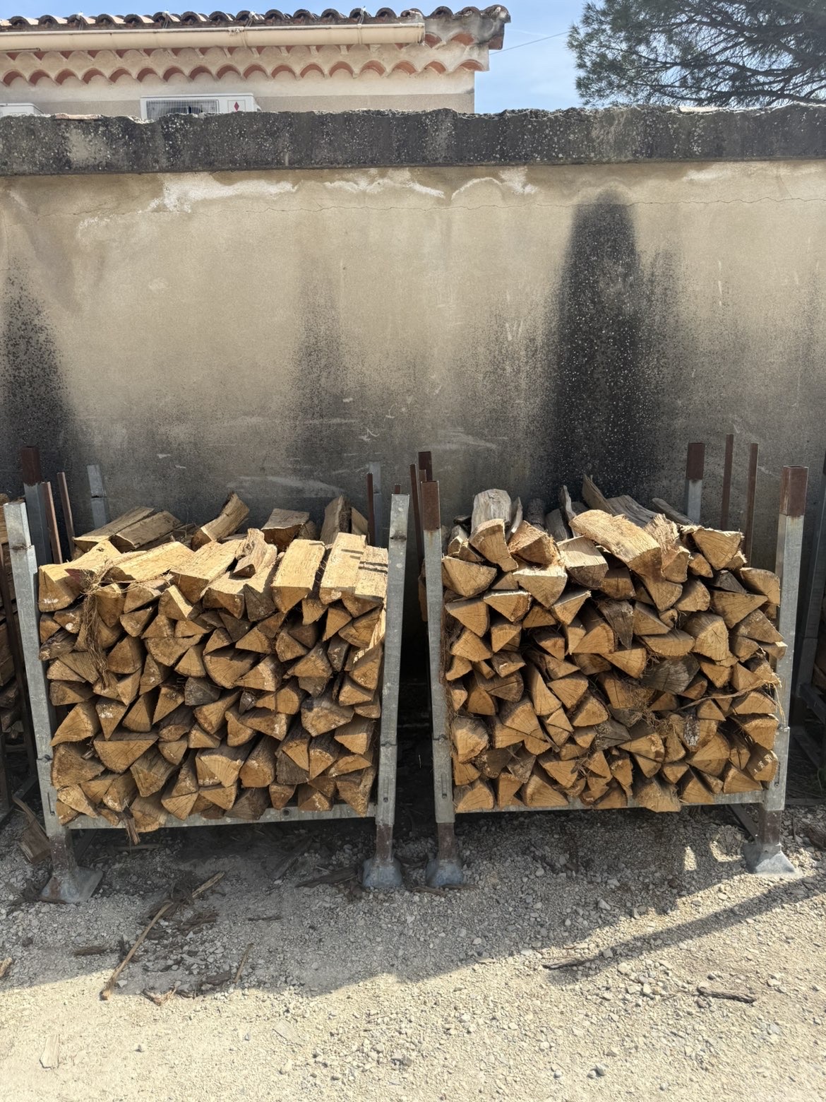 Stères de bois de chauffage sur palettes
