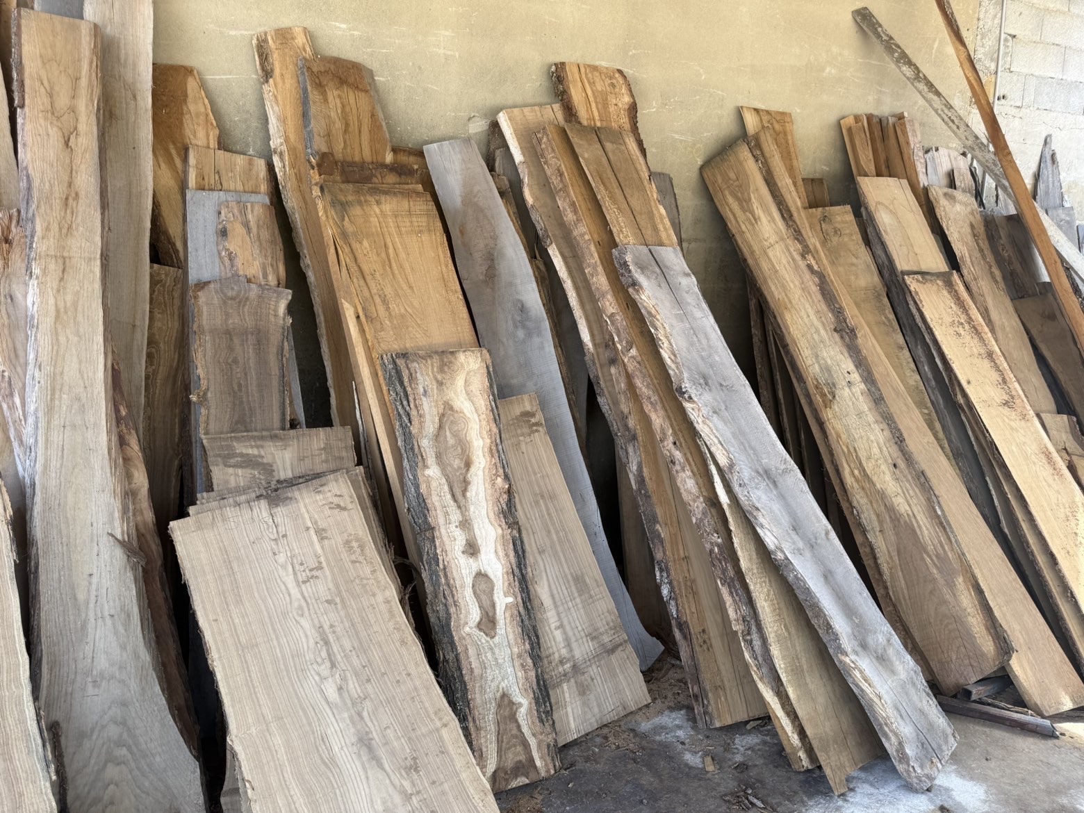 Planches de bois brut stockées