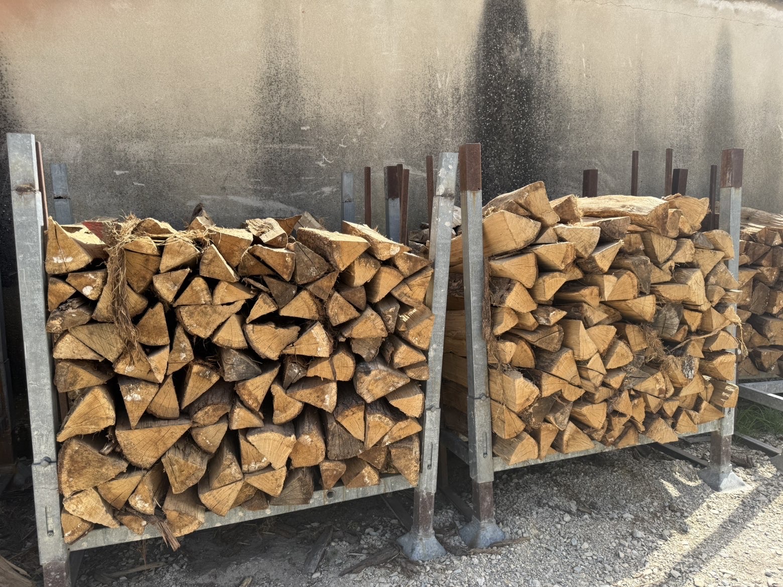 Stères de bois de chauffage empilés