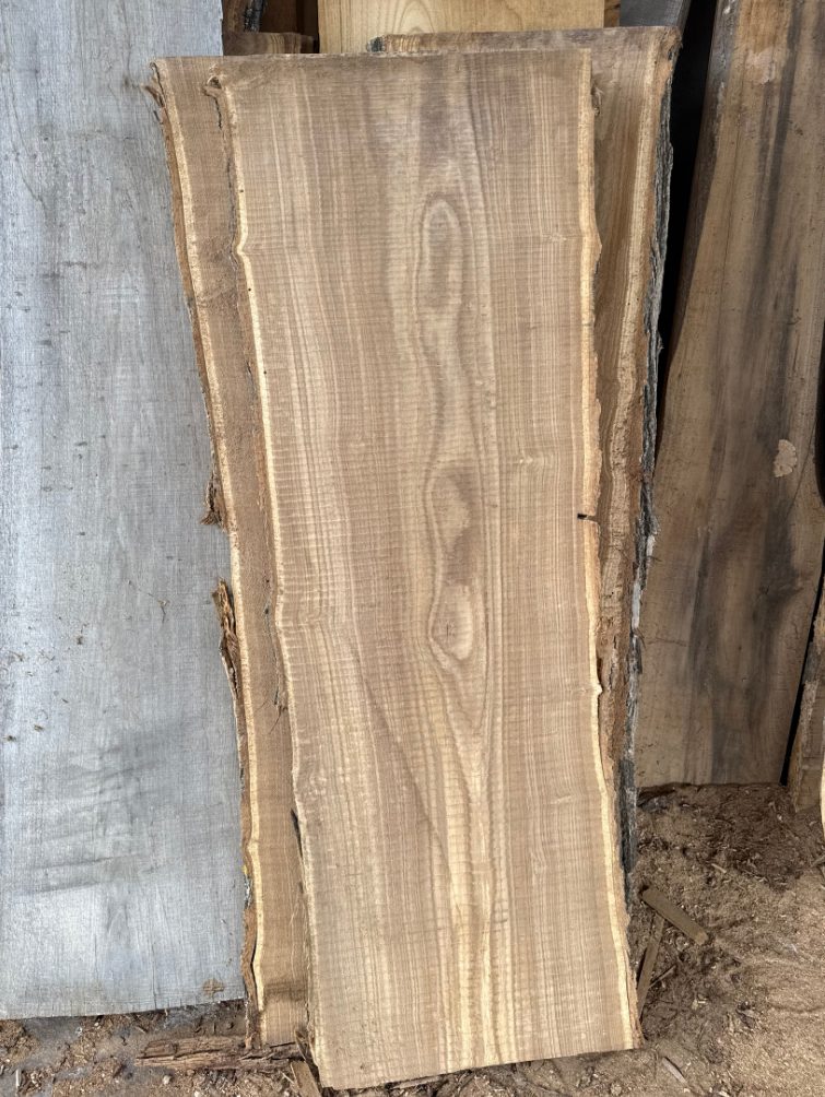 Planches de bois sciées sur mesure